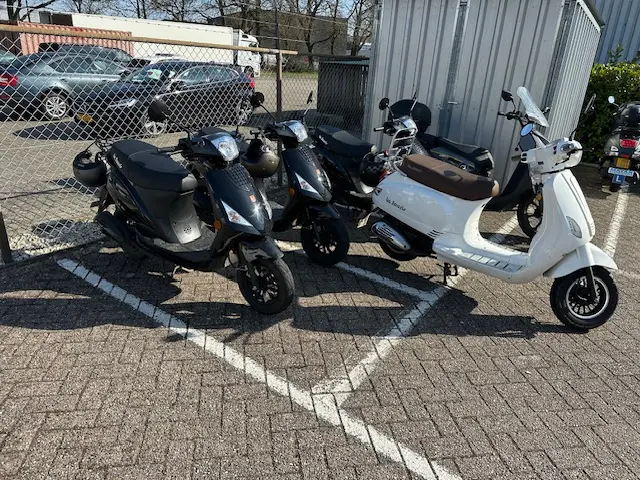 Leerling rijdt met instructeur in auto Mayar